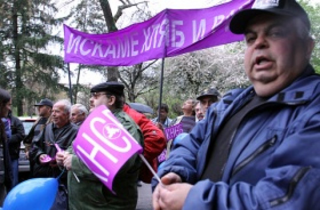 Работници от ДП „Строителство и възстановяване” протестират пред МРРБ