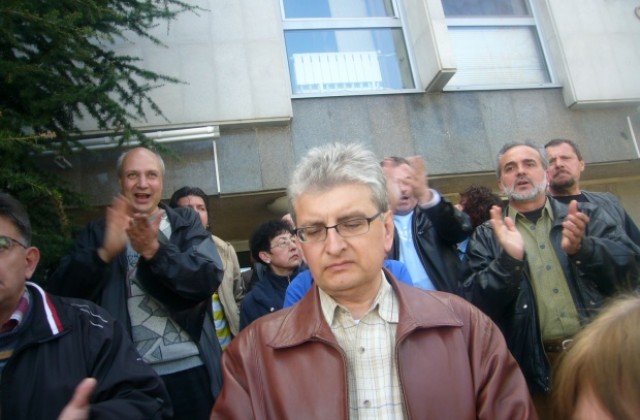 За културата на културните ни дейци...