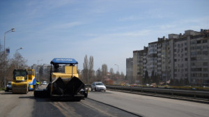 Продължават уличните ремонти и благоустройство