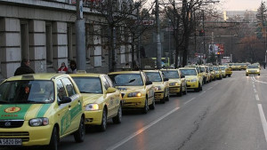 Предлагат общините да слагат таван на цените на такситата
