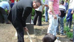 Засадиха липи и кипариси в двора на Дом ТПопова