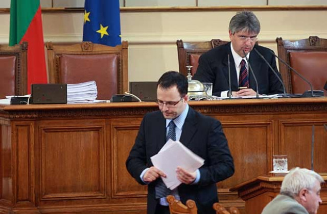 Парламентът прие доклада „Анти-Станишев”