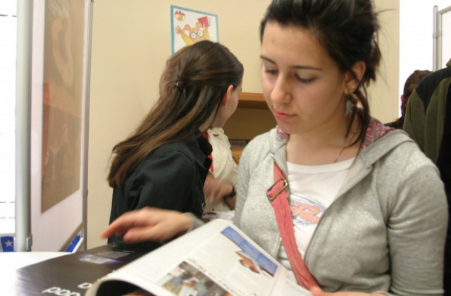 Ученици се състезават в библиотеката