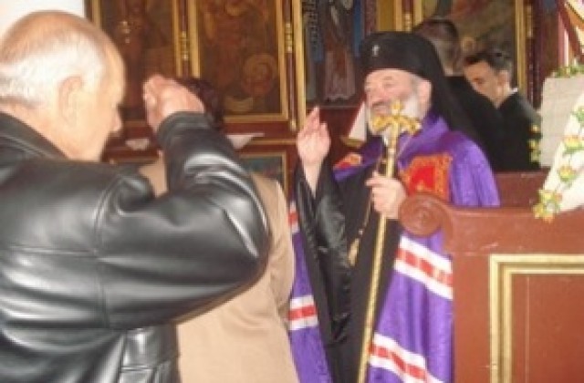Галактион освети ремонтираната църква в Голямо Асеново