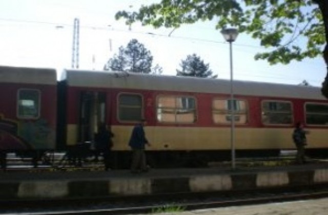 Автокран скъса контактната жп мрежа