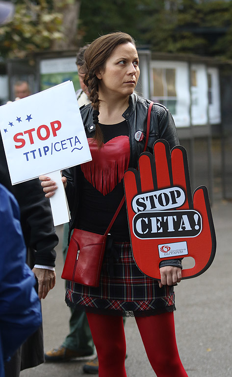 Без обществен дебат, без оценка на ефектите, Правителството е на път да подпише CETA на 18.10.2016 в Люксембург. На 18-ти октомври в Люксембург България трябва да гласува "за" или "против" търговското споразумение между ЕС и Канада, познато като СЕТА - Всеобхватното икономическо търговско споразумение (ВИТС/CETA)