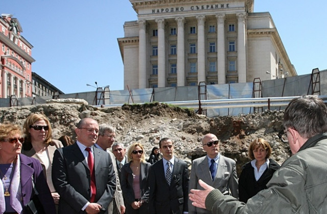 Фандъкова пак успокоява, че находките при метрото ще се запазят