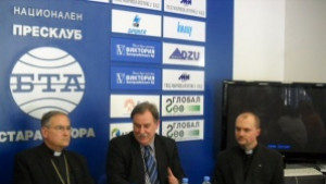 Католически свещеник помага на ромчета