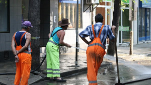 Продължава миенето на улици в столицата