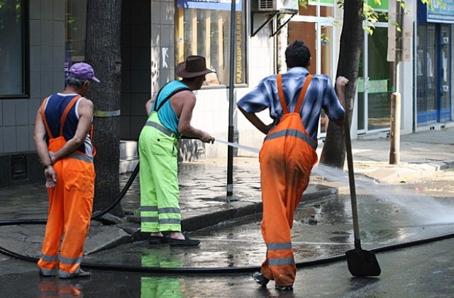 Продължава миенето на улици в столицата
