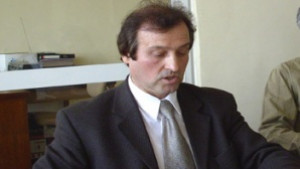 Лек спад на безработицата