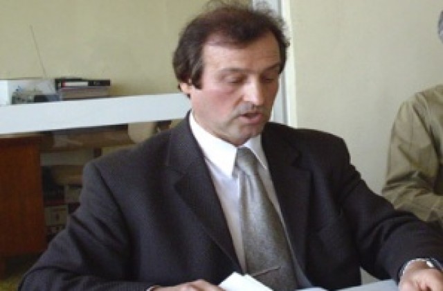 Лек спад на безработицата