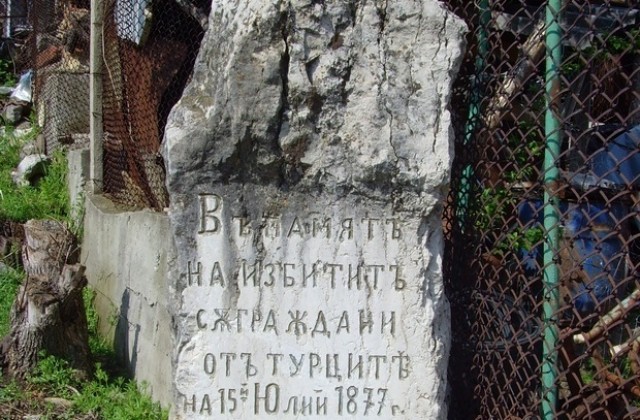 Ученици посадиха брезичка до Кървавия паметник