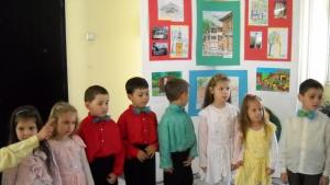 Изложиха детски рисунки в общината
