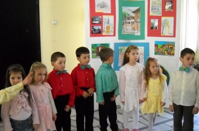 Изложиха детски рисунки в общината