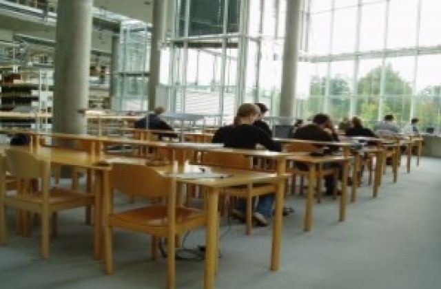 Ученици дебатират за гражданското общество