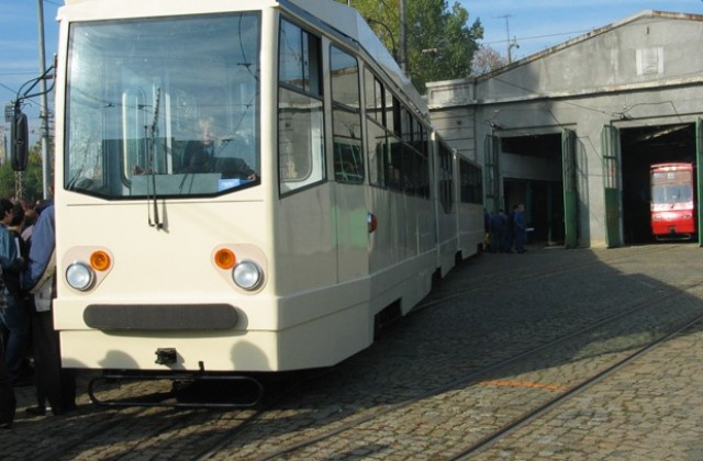 Временно спират движението по част от линията на трамвай 17