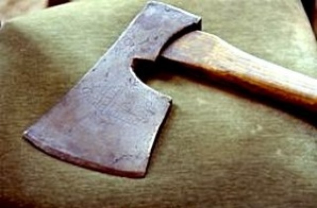 Банда с брадви нападна двойка