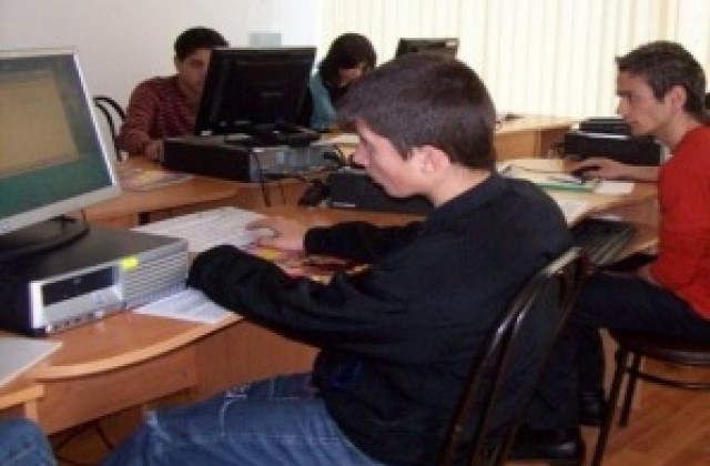 Първа квалификация за младежите от „преходното жилище”
