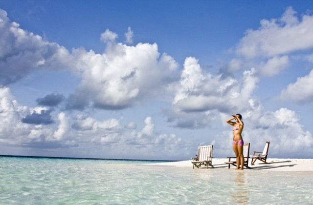 Британките с консервативни бански у дома, но топлес в чужбина