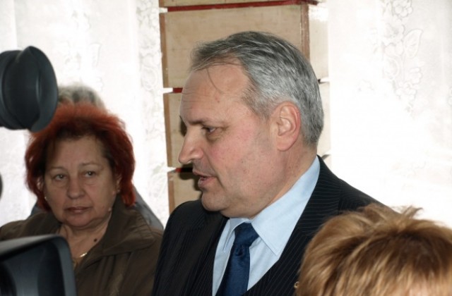 Кметът пропуска визита в чужбина заради сватба - социалният му заместник отново стяга куфари