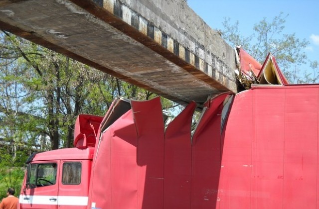 Още един ТИР заседна под мост на бул. „Марица-Юг”