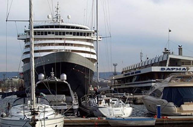 Забраниха достъпа до кейове и пристани, били опасни