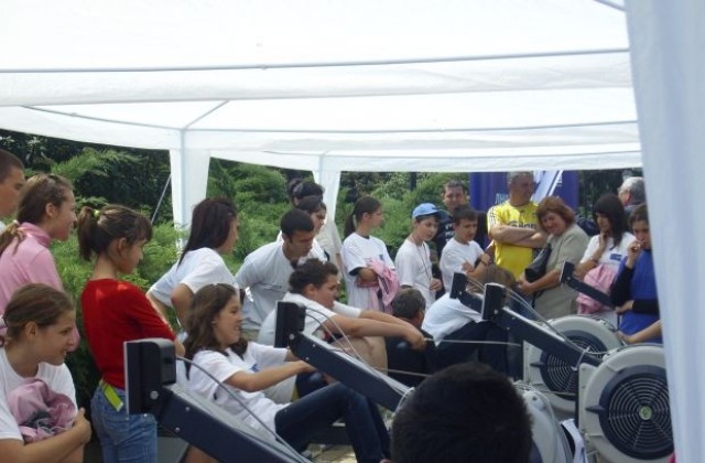 Ученици мерят сили на гребен ергометър пред съда