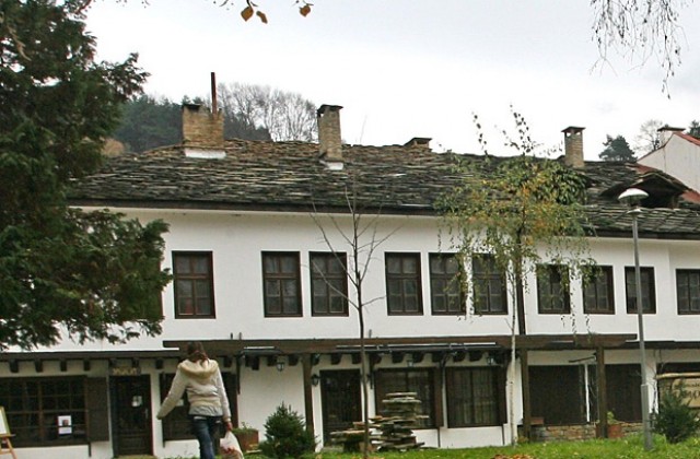 Над 150 медали и отличия показват в изложба в Габрово