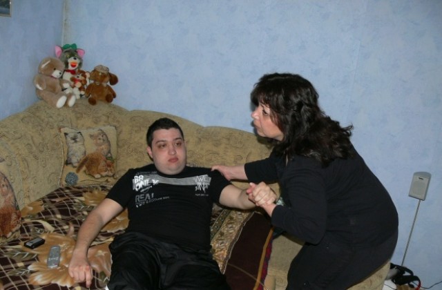 Бивш спасител на Гражданска защита търси средства за лечението на сина си
