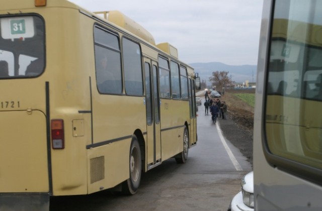 Автобус се сблъска с маршрутно такси, няма пострадали