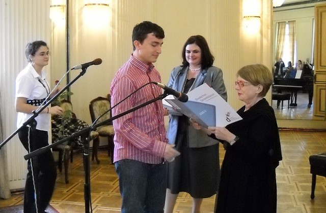 39 ученици от Езиковата гимназия в Добрич получиха немски дипломи