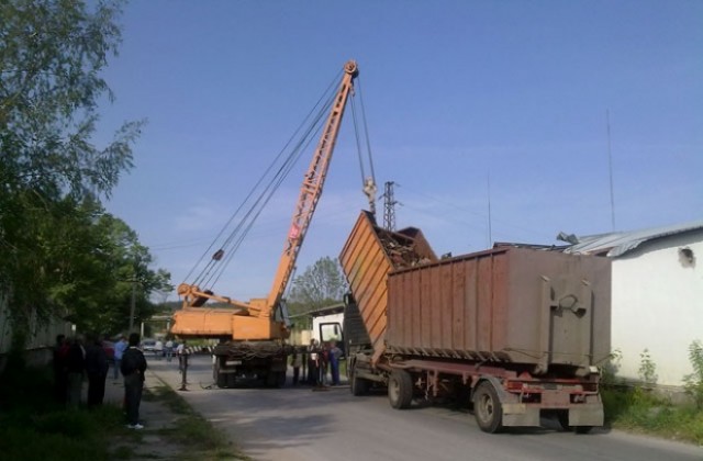 Камион бутна сграда с товара си