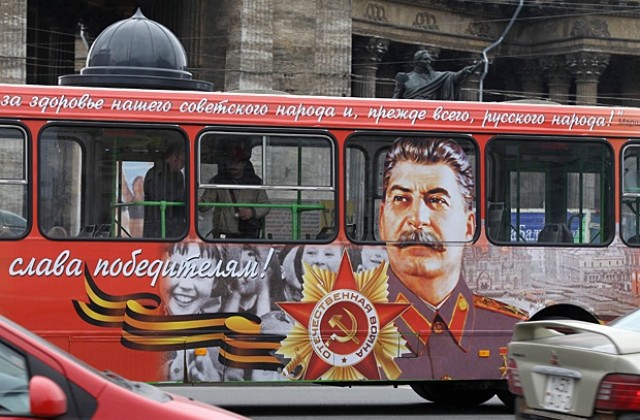 Автобус с портрет на Сталин обикаля улиците на Санкт Петербург