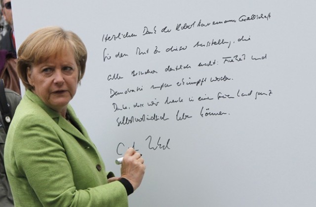 Жена заплашила Ангела Меркел с пистолет играчка