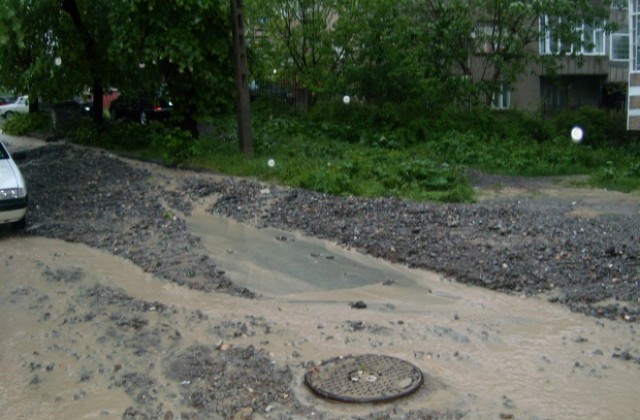Кола пропадна в дупка в Шумен
