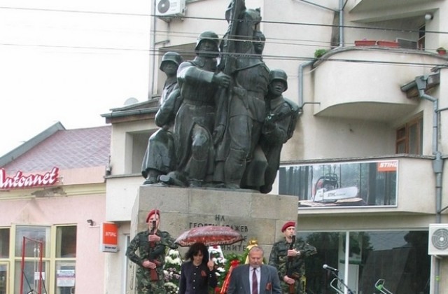 Цветя и венци за Деня на победата в Ямбол