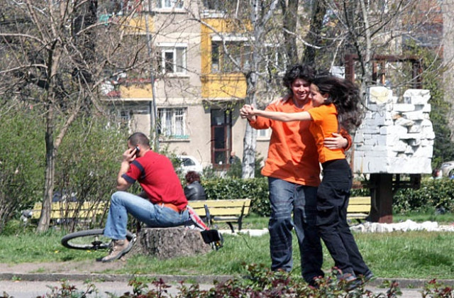 Започва обработка на зелените площи срещу кърлежи и комари