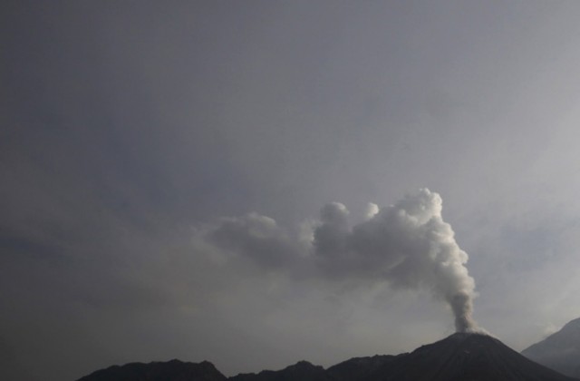 Вулкан на Камчатка изригва лава на 200 м височина