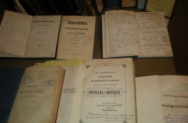 Възрожденски учебници показват в Музея на образованието