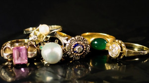 Варненска художничка показва бижута от стъкло във Варшава