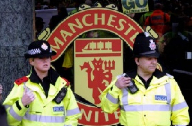 В Манчестър издирват фен, ослепил полицай