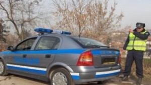 Полицаи задържаха телефонни измамници след среднощна гонка