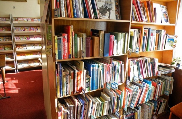 Деца даряват книги в Плевен