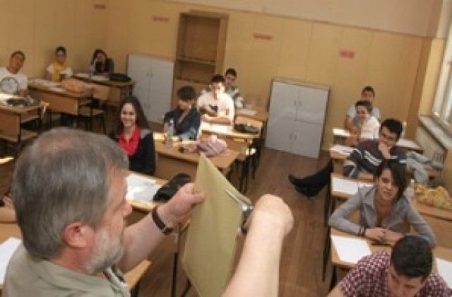 По вариант 2 пишат на матурата по литература. Не казват темата