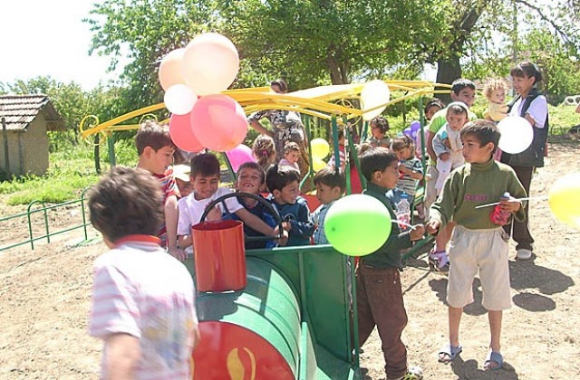 Първата детска площадка вече радва село Покловник Чолаково