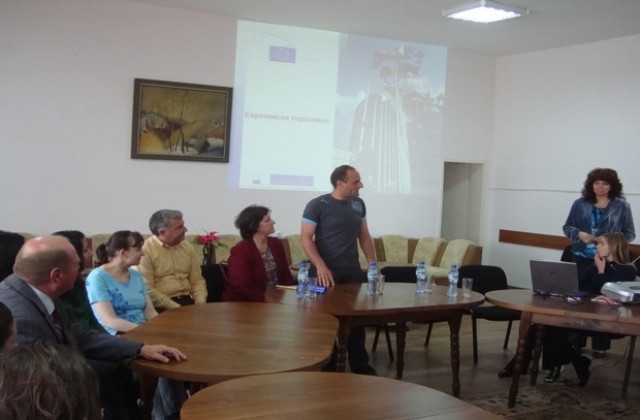 Евродепутат учреди младежки клуб в Стралджа