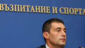 Спортният министър награждава победителите от футболен турнир за деца от