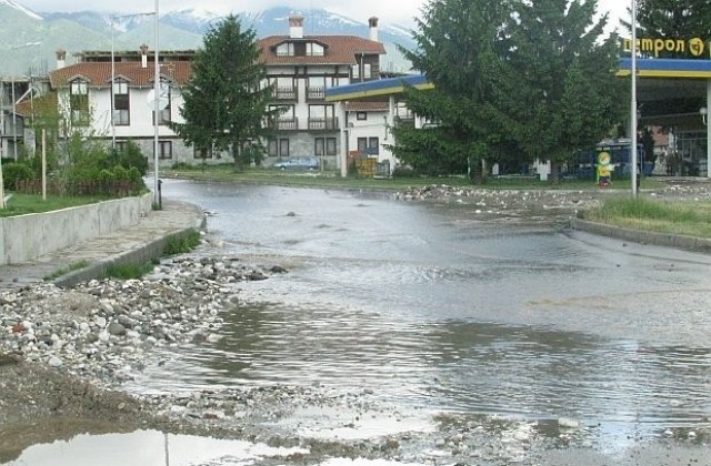 Отводняват хотели и къщи в Банско