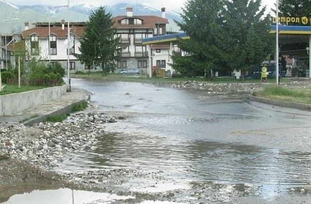 Отводняват хотели и къщи в Банско